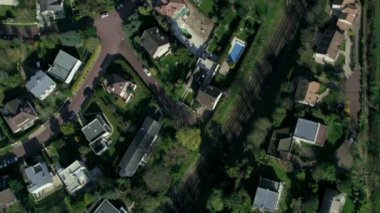 kırsal konut konut ve spor alanlarında yukarıda 4 k havadan görünümü