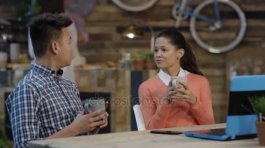 sohbet ve trendy city Café smartphone bakarak 4 k mutlu arkadaşlar