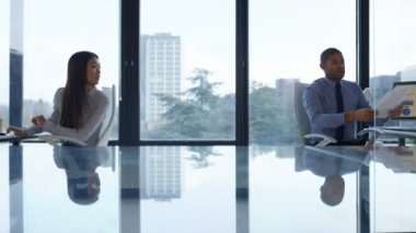 4 k iş adamı ve masaları çalışma ve ayrıca evrak tartışıyor kadın