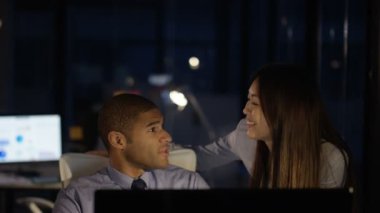 4 k iş adamı ve geç saatlere kadar bilgisayar ekranındaki bilgileri tartışıyor kadın