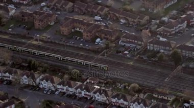 Bir Londra şehir istasyonuna seyahat yolcu treninin 4 k havadan görünümü