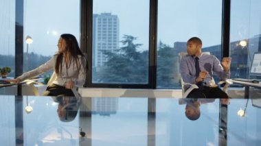 4 k iş adamı ve fazla mesai, heyecan verici bir şeyler bilgisayarda görme kadın kadın.