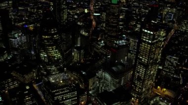 Londra Şubat 2017-4k, geceleri ışıklı şehir ofisleri, ikonik Londra iş gökdelenlerin havadan görünümü