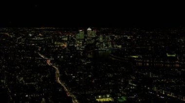 Londra Şubat 2017-4k Canary Wharf hava görünümünü gece ve Citigroup, Hsbc ve One Canada Square ayırt edici kuleleri yer