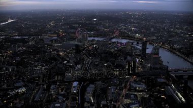 4 k hava panoramik Londra St Paul Katedrali ve geceleri ışıklı diğer yerler