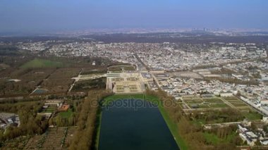 Versay Sarayı peyzajlı bahçeler ile yukarıda 4 k havadan görünümü