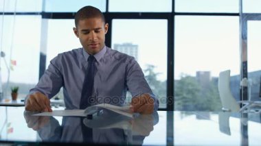 4k tablet bilgisayar kullanma office portre gülümseyen iş adamı