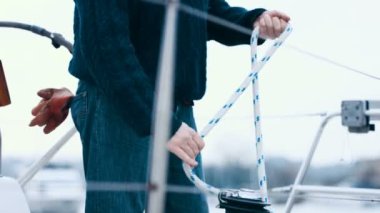 ip limanına demirledi tekne gemide hasas adamın ellerinde 4k yakın çekim