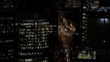 Şehir office gökdelenler ve trafik bir alanda yoğun merkezi Londra gece 4 k havadan görünümü