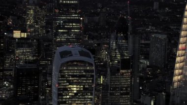 Londra Şubat 2017-4k hava panoramik Londra cityscape ikonik iş gökdelenler ile sabah erken saatlerinde