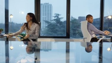 4 k iş adamı ve fazla mesai, heyecan verici bir şeyler bilgisayarda görme kadın kadın.