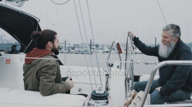 4 k baba ve oğul birlikte bir yelkenli tekne Marina zaman harcama