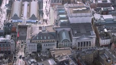 Londra'nın Kraliyet Opera Binası ve çevresi yukarıda 4 k havadan görünümü