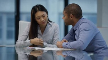 4 k neşeli iş adamı ve şirket rakamları üzerinden arayan kadın