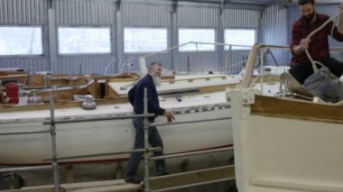 yapım ve yenileme yelkenli tekne üzerinde çalışan bir tersane 4 k işçi