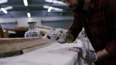 4k bir yelkenli tekne yüzeyi silerek bir tersane işçisi