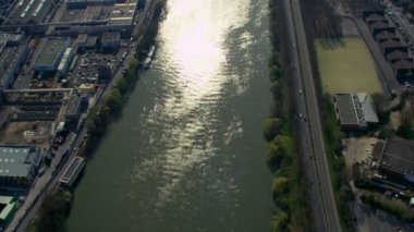 4 k havadan görünümü Paris endüstriyel alanlarda ve Seine Nehri üzerinde uçan