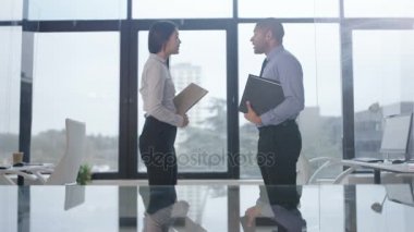 4 k iş erkek ve kadın Satışda üzerinde bir anlaşma el sallamak