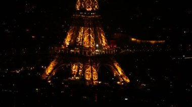 Geceleri aydınlatılan Eyfel Kulesi Paris 4 k havadan görünümü 