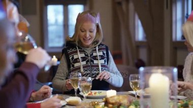 4k kadın yemek masasında, Xmas akşam yemeği aile ve arkadaşlar ile gülümseyen portresi