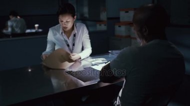 4 k kadın polis dedektifi sorgu odası suç şüphelisi sorgulama