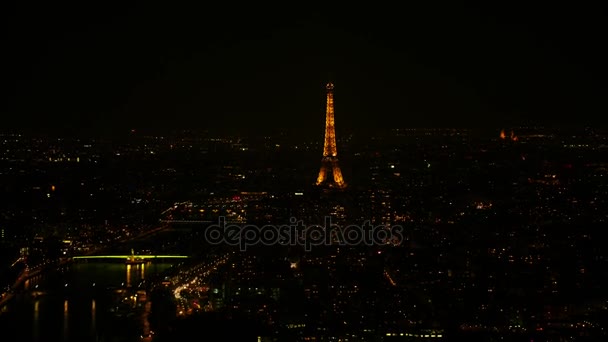 巴黎与埃菲尔铁塔在夜间照明的鸟瞰图 — 图库视频影像