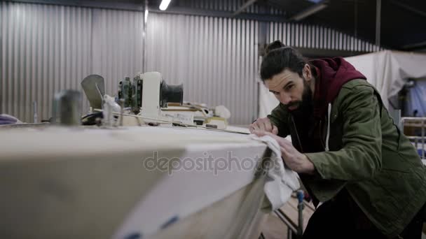 Portrait Homme Barbu Travaillant Dans Chantier Naval Construction Rénovation Voilier — Video