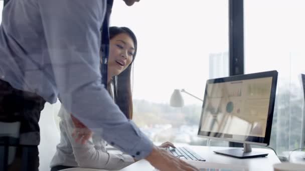 Homem Negócios Mulher Escritório Discutindo Papelada — Vídeo de Stock