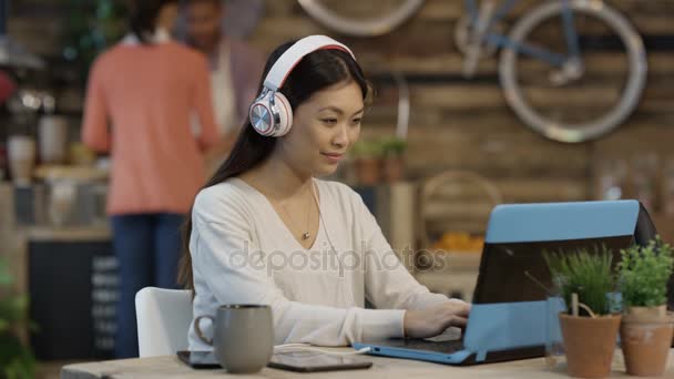 Jovem Mulher Casual Ouvindo Música Através Fones Ouvido Trabalhando Laptop — Vídeo de Stock