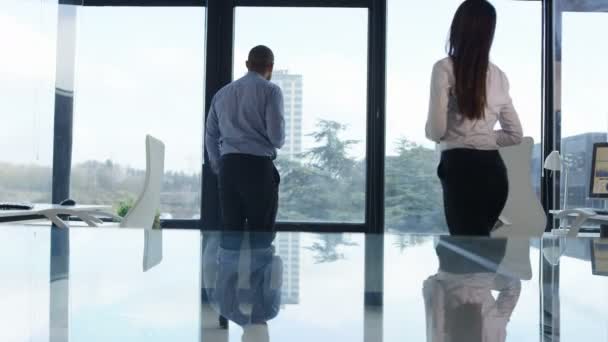 Homme Affaires Femme Avec Café Bavarder Devant Grande Fenêtre Bureau — Video