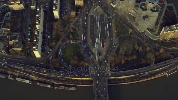 の空中写真のトラフィックのパリ中心部の高速道路の交差点 — ストック動画