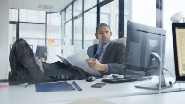 Deitado Volta Empresário Com Pés Mesa Escritório — Vídeo de Stock