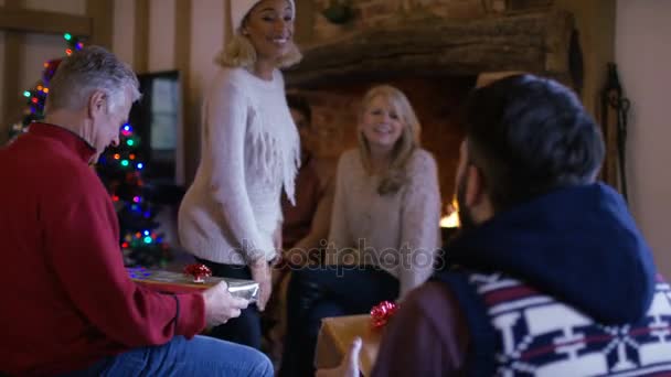 Szczęśliwa Rodzina Siedzi Przy Ognisku Boże Narodzenie Kobietą Rozdawanie Prezentów — Wideo stockowe