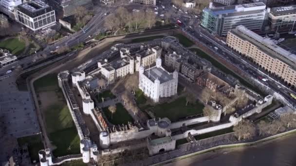 空中鸟瞰伦敦塔 著名中世纪堡垒在泰晤士河边 — 图库视频影像
