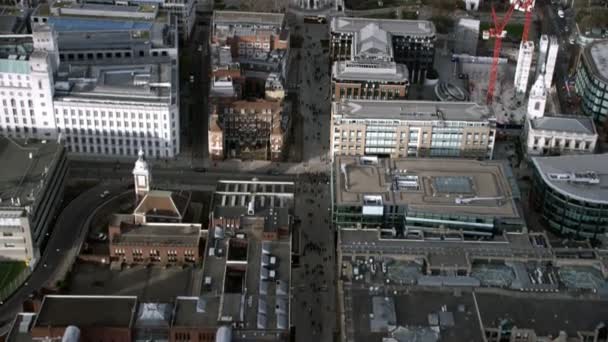 在伦敦市中心上空飞行 圣保罗大教堂和千禧行人天桥 — 图库视频影像