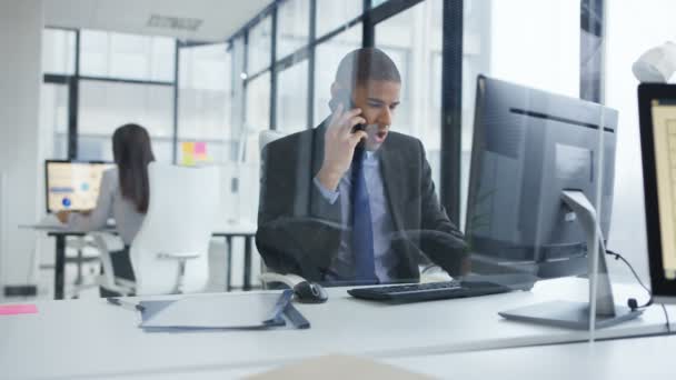 Бізнесмен Розмовляє Телефону Працює Комп Ютері Корпоративному Офісі — стокове відео