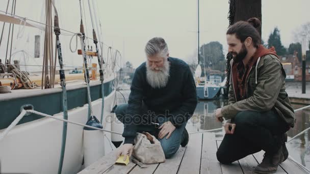 Pai Filho Com Barco Vela Andando Longo Molhe Uma Marina — Vídeo de Stock