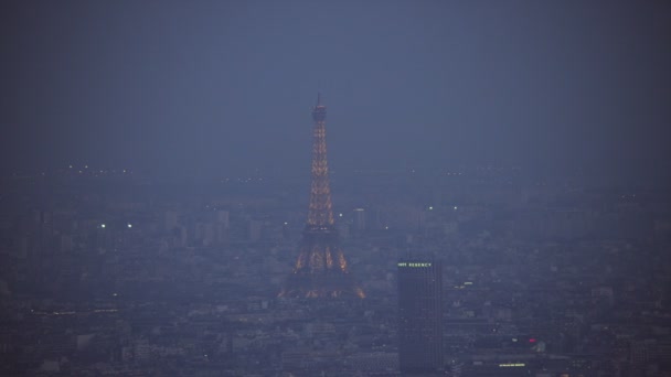 夜ライトアップ エッフェル塔とパリの航空写真 — ストック動画