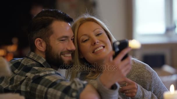 Gelukkige Paar Ontspannen Bij Open Haard Pose Nemen Selfie Met — Stockvideo