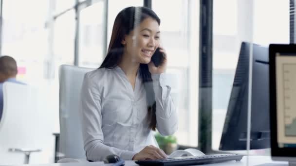 Empresária Trabalhando Computador Escritório Recebendo Boas Notícias Telefonema — Vídeo de Stock