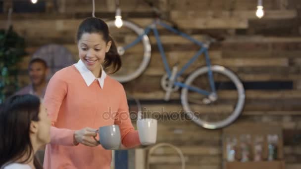 Happy Vrouwelijke Vrienden Chatten Koffie Trendy Stad Café — Stockvideo