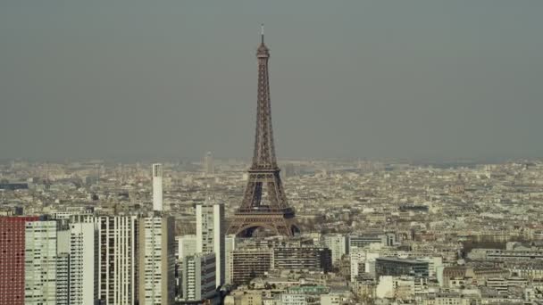 パノラマ空中エッフェル塔とセーヌ川とパリの街のスカイラインを表示します — ストック動画
