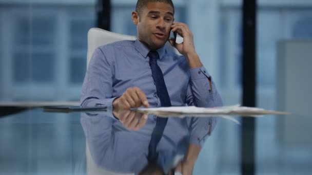 Empresário Alegre Falando Telefone Sua Mesa Escritório Moderno — Vídeo de Stock