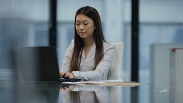 Alegre Mulher Negócios Relaxada Trabalhando Laptop Sua Mesa — Vídeo de Stock