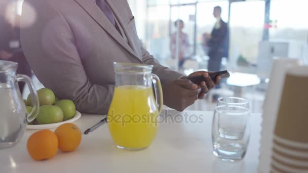 Africano Americano Empresário Falando Por Telefone Conferência Negócios — Vídeo de Stock