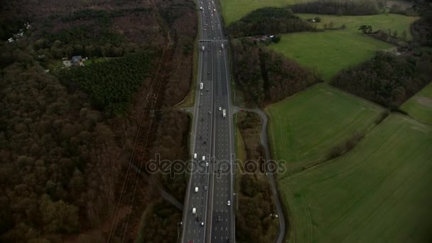 Ptaka Ruchu Jazdy Autostradą Przez Angielskiej Wsi — Wideo stockowe