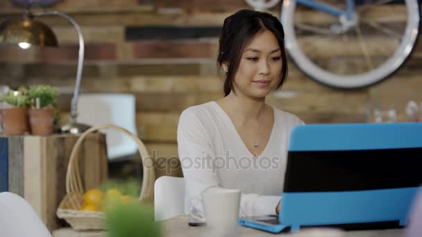 Πορτρέτο Του Χαμογελαστό Γυναίκα Πίνοντας Καφέ Και Κοιτάζοντας Laptop Στο — Αρχείο Βίντεο
