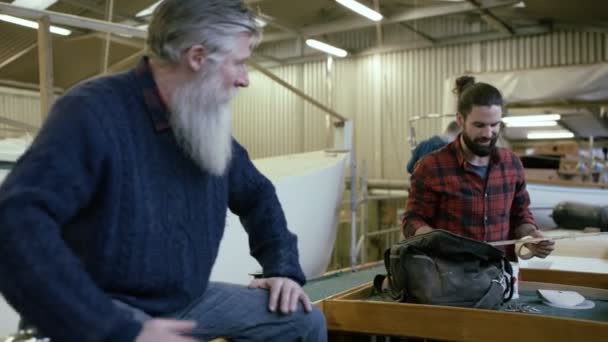 Werknemers Een Bouwwerf Bouw Renovatie Van Het Zeilschip — Stockvideo