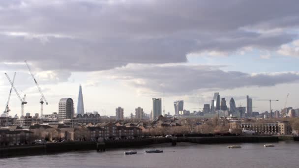 テムズ川 ロンドン金融街のスカイライン — ストック動画