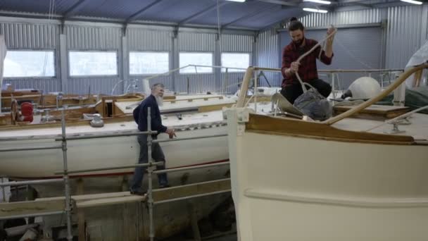 Працівників Верфі Працює Над Будівництвом Реконструкцією Парусні Човни — стокове відео